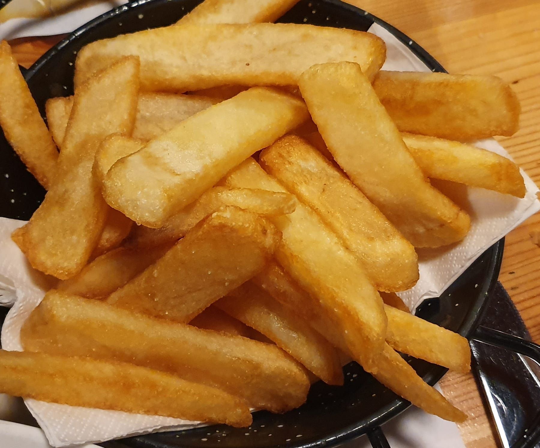 Imagen de referencia: papas fritas gruesas en una cesta negra.