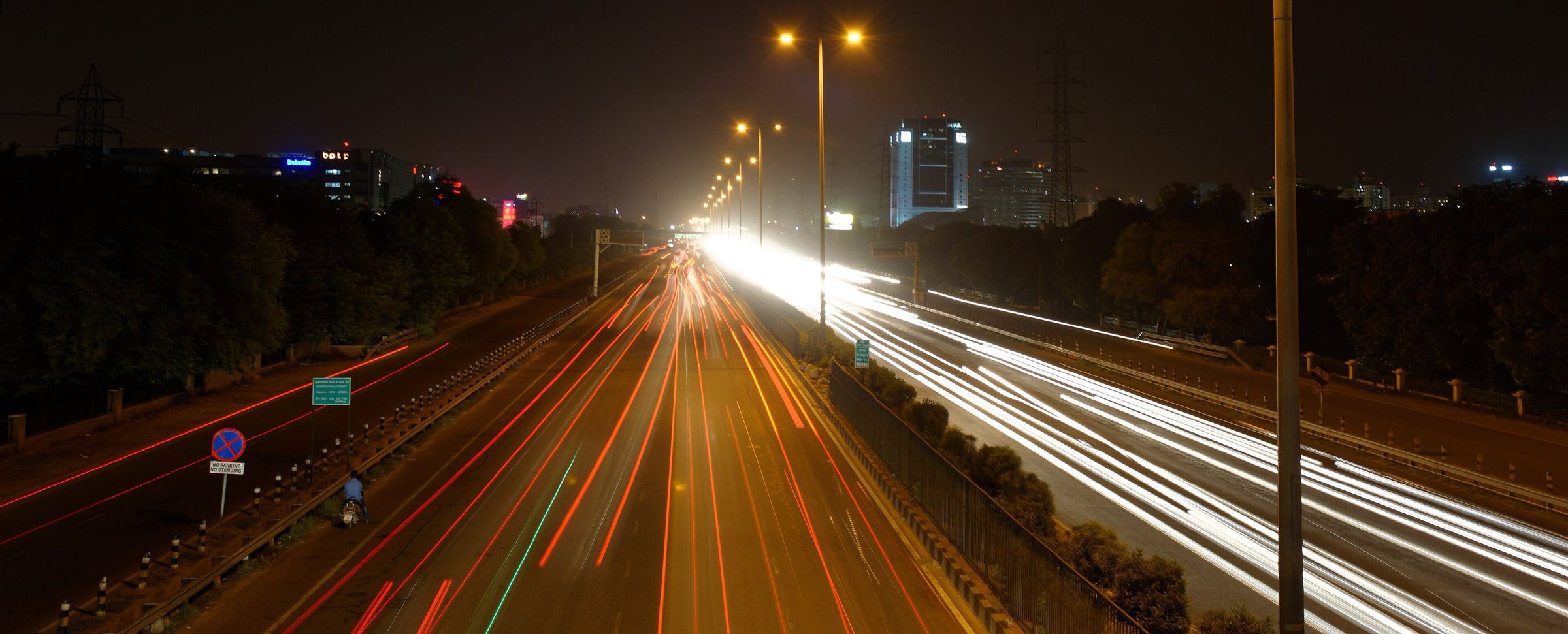 Imagen provisional: autopista de noche con estelas de luz de vehículos.